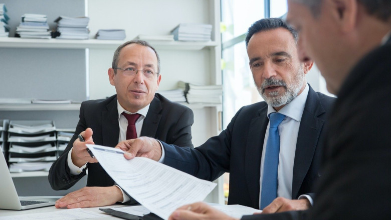 Clarifying Roles: Key Differences Between a Financial Controller and a Finance Director